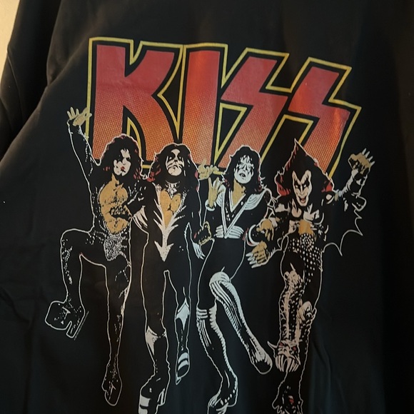 Black Kiss graphic tee - Picture 2 of 3